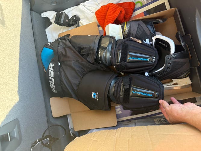 Youth Small Bauer prodigy Hockey Pants (Used)