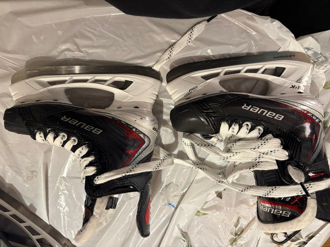 2025 Bauer Vapor Fly40 Hockey Skates Regular Width Size 1 (Used)