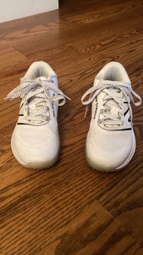 White Kids 4Y (Big Kids / Youth) Youth New Balance Freeze 4.0 Low Top Turf Cleats (Used)