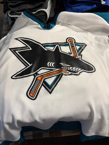 White Large/Extra Large Boys CCM Jersey (Used)