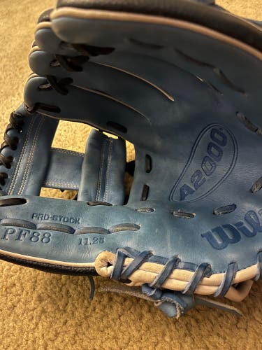 2024 Wilson A2000 RH Infield Baseball Glove 11.25" (Used)