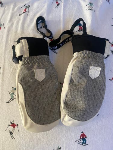 White Women's Hestra Army leather Patrol short mitten (Used)