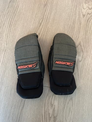 Black XS Adult Unisex Slytech Gloves (Used)