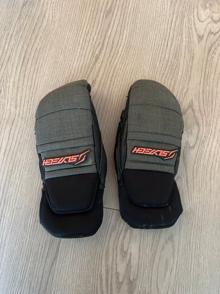 Black XS Adult Unisex Slytech Gloves (Used)