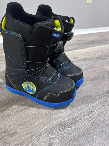 Kid's 7Y (Big Kids / Youth) Burton Zipline Boa Snowboard Boots All Mountain (Used)