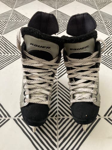 Youth Bauer Vapor VIII Hockey Skates Regular Width Size 2 (Used)