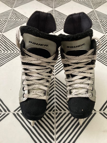 Youth Bauer Vapor VIII Hockey Skates Regular Width Size 2 (Used)