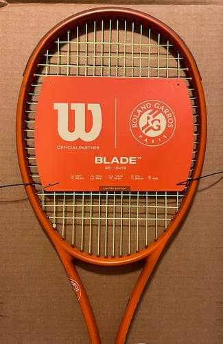 Wilson Blade 98 V9 (16x19) Roland-Garros tennis racquet - strung