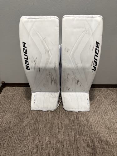 Medium 2025 Bauer FlyLite Goalie Leg Pads (Used)