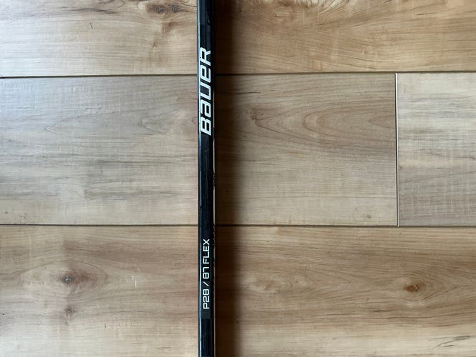 Senior Bauer Vapor Hyperlite Left Hand Hockey Stick P28 87 Flex (Used)