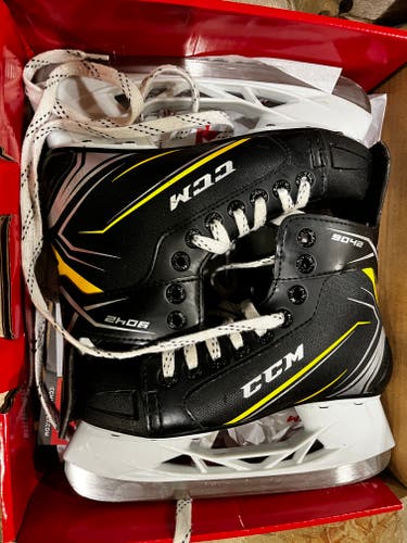 CCM Tacks 9042 Hockey Skates Regular Width Size 3 (Used)