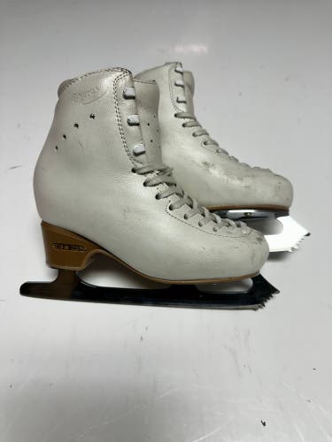 EDEA chorus Figure Skates 220 (Used)