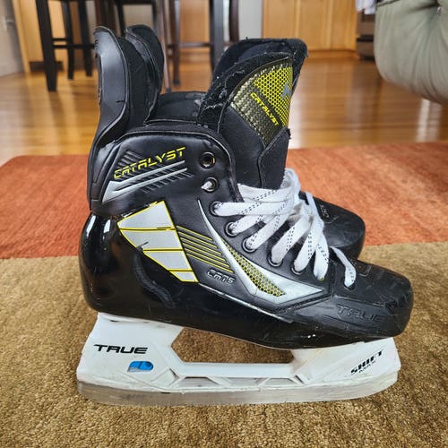 True Catalyst 5 Hockey Skates Regular Width 6 (Used)