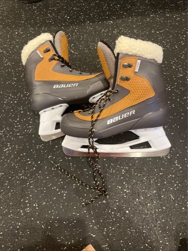 Like new Bauer Whistler Hockey Skates Size 5 (Used)