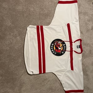 Bulls Hockey jersey - White XL Adult Unisex Warrior Jersey (Used)