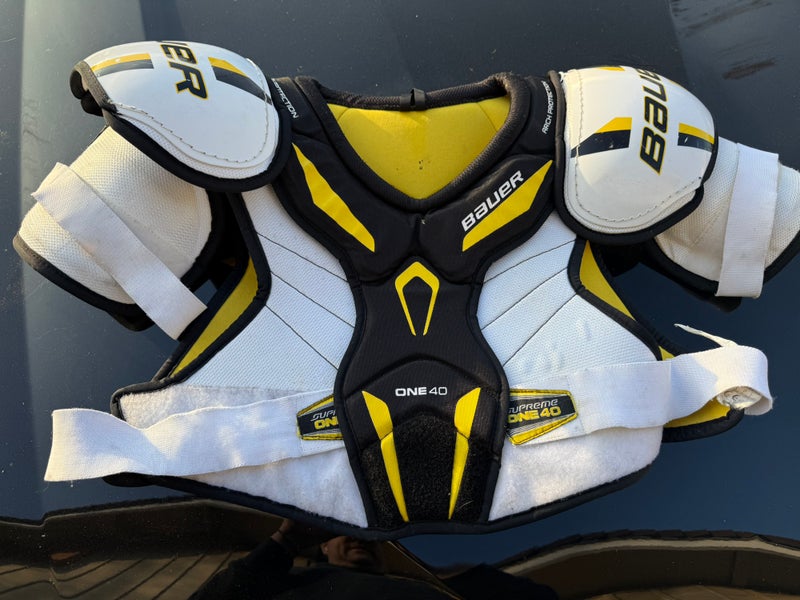 XL Senior Bauer Supreme One 40 Shoulder Pads (Used)