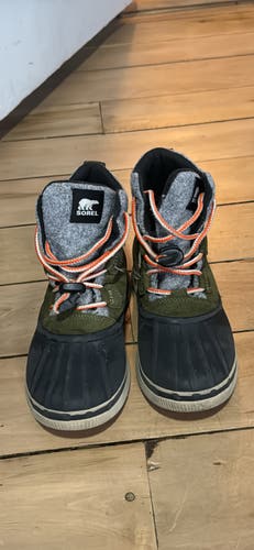 Gray Unisex 6Y (Big Kids / Youth) Youth Boots (Used)