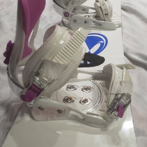 143cm Women's SNOWBOARD SNOWJAM  w/MEDIUM AVALANCHE BINDINGS  Directional Twin *USED*