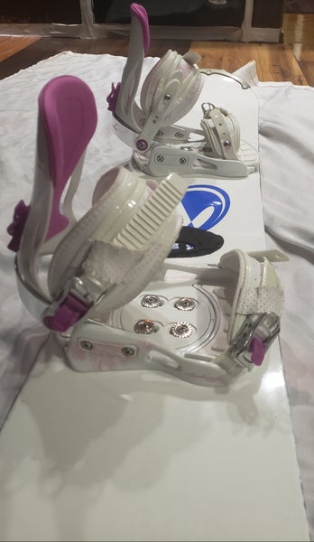 143cm Women's SNOWBOARD SNOWJAM  w/MEDIUM AVALANCHE BINDINGS  Directional Twin *USED*