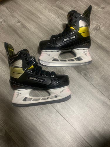 Bauer Supreme Matrix Hockey Skates Extra Wide Width Size 3.5 (Used)