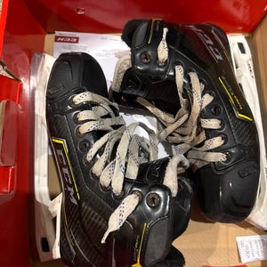 2020 CCM Super Tacks 9370 Hockey Goalie Skates Regular Width 7.5 (Used)