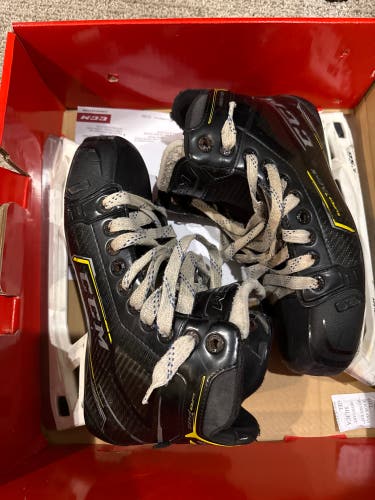 2020 CCM Super Tacks 9370 Hockey Goalie Skates Regular Width 7.5 (Used)