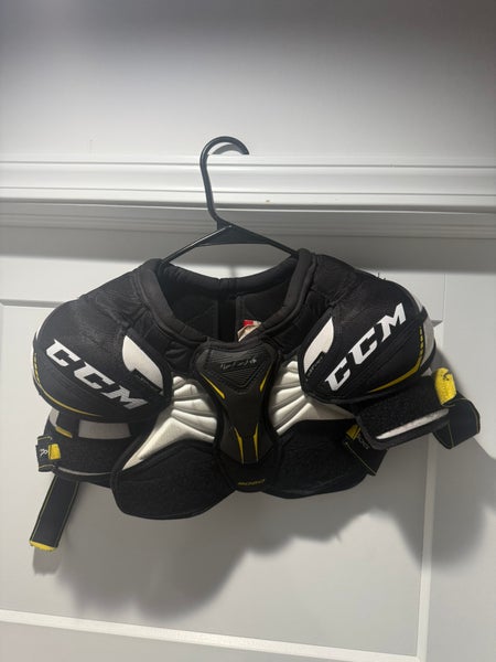 Medium Junior CCM Tacks 9060 Shoulder Pads (Used)