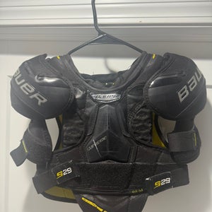 Medium Junior Bauer Supreme S29 Shoulder Pads (Used)
