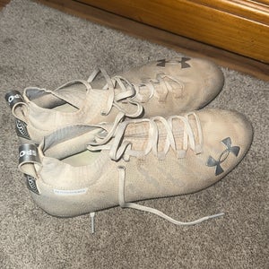 Unisex Size M 10.0 (W 11.0) Under Armour Low Top Molded Cleats (Used)