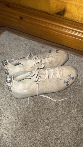 Unisex Size M 10.0 (W 11.0) Under Armour Low Top Molded Cleats (Used)