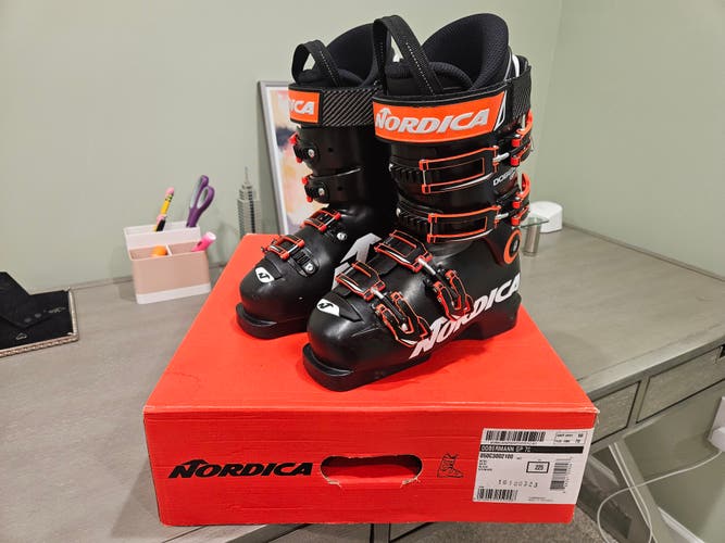 Mondo 22 & 22.5 Kid's Nordica Racing Dobermann GP 70 Ski Boots 70 Flex (Used)