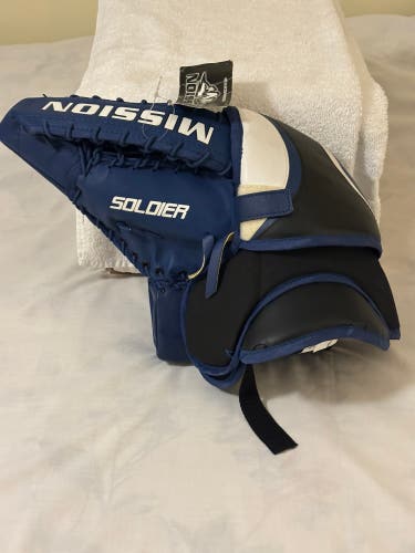 New w/Tags Warrior Soldier Ice Hockey Goalie Catcher RIGHT HAND Senior