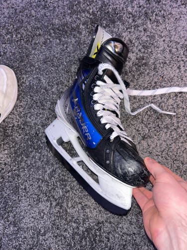 2023 Bauer Vapor Hyperlite 2 Hockey Skates Regular Width Pro Stock 8 (Used)
