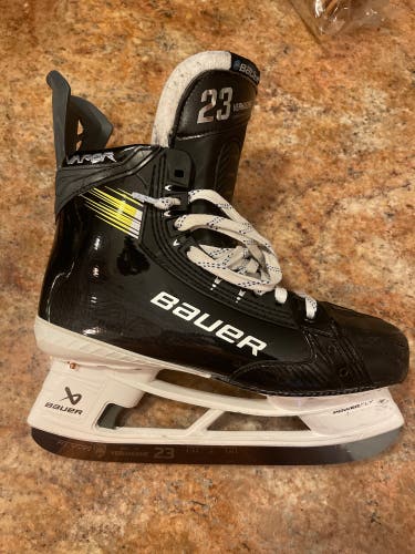 2025 Bauer Vapor Flylite Hockey Skates Wide Width Pro Stock 9 (Used)