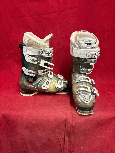 Ski Boots: Mondo 24 & 24.5 Atomic Ski Boots Medium Flex (Used)