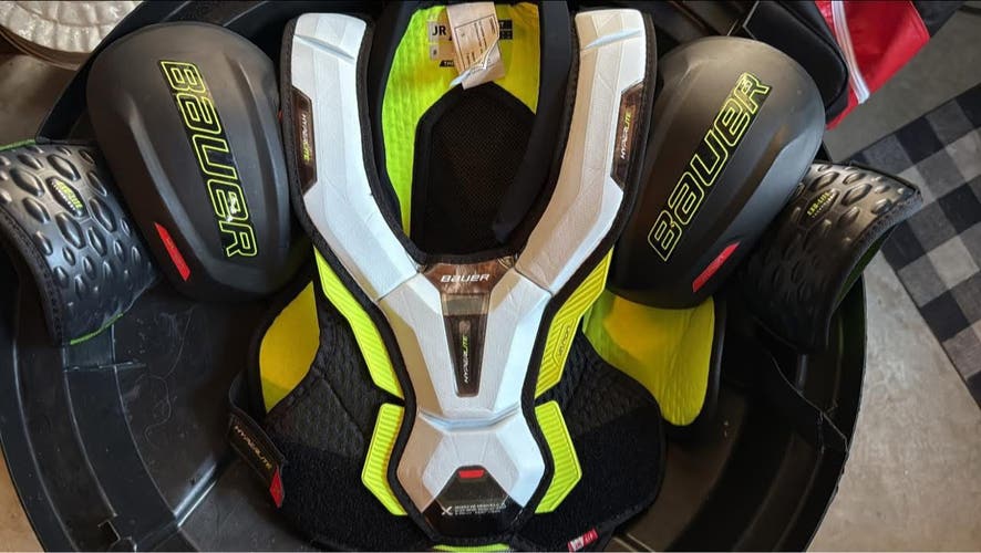 Small Junior Bauer Vapor Hyperlite Shoulder Pads (New)