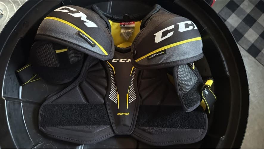 Medium Junior CCM Tacks 9040 Shoulder Pads (Used)