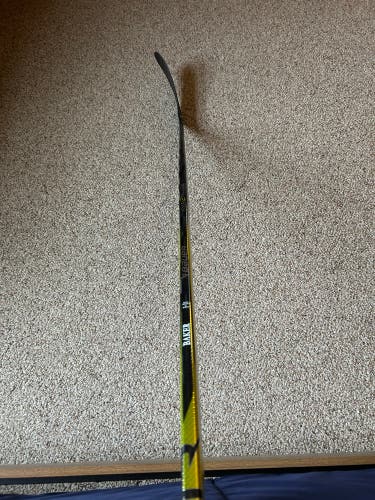 Senior Bauer Vapor Hyperlite 2 Right Handed Hockey Stick P28M 77 Flex (New)