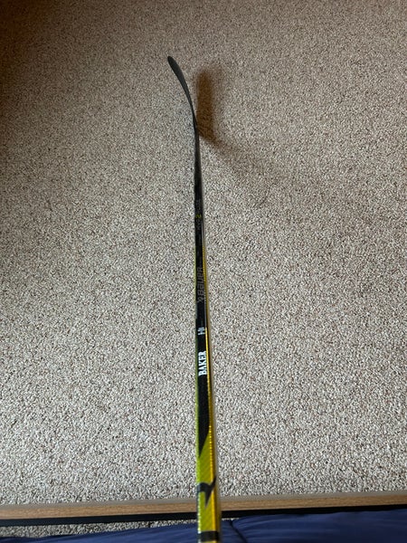 Senior Bauer Vapor Hyperlite 2 Right Handed Hockey Stick P28M 77 Flex (New)