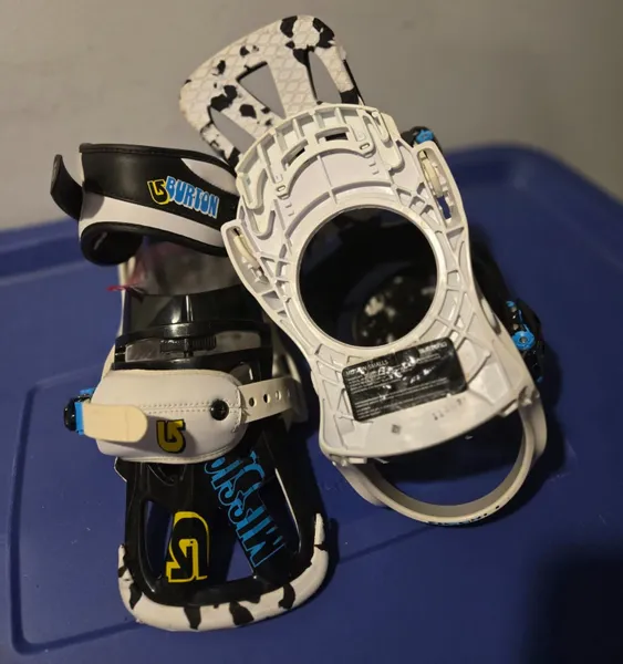BURTON KIDS - Mission Snowboard Bindings - Size Small - Used