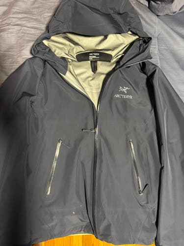 Black Men's Medium Arc'teryx Jacket (Used)