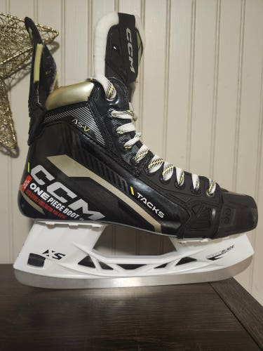 CCM AS-V Hockey Skates Regular Width 8.5 (New)