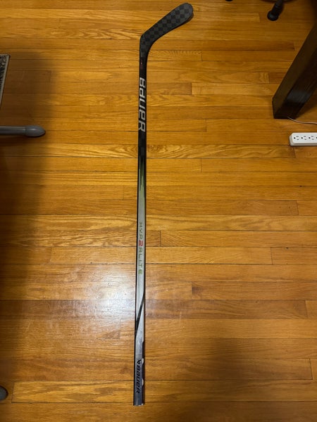 Senior Bauer Vapor Hyperlite 2 Right Handed Hockey Stick P28 87 Flex (Used)