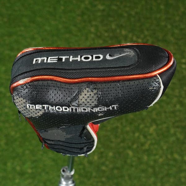 NIKE METHOD MIDNIGHT BLADE PUTTER HEADCOVER MAGNETIC BLACK / WHITE
