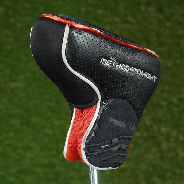 NIKE METHOD MIDNIGHT BLADE PUTTER HEADCOVER MAGNETIC BLACK / WHITE