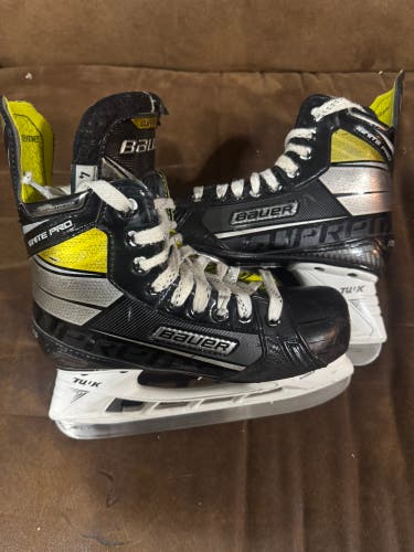 2022 Bauer Supreme Ignite Pro Hockey Skates Size 4 (Used)