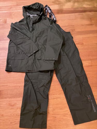 Green Men's Large Helly Hansen Rain Jacket and Bibs (Used)