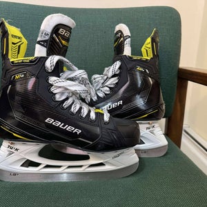 Bauer Supreme M4 Hockey Skates 5.5 (Used)