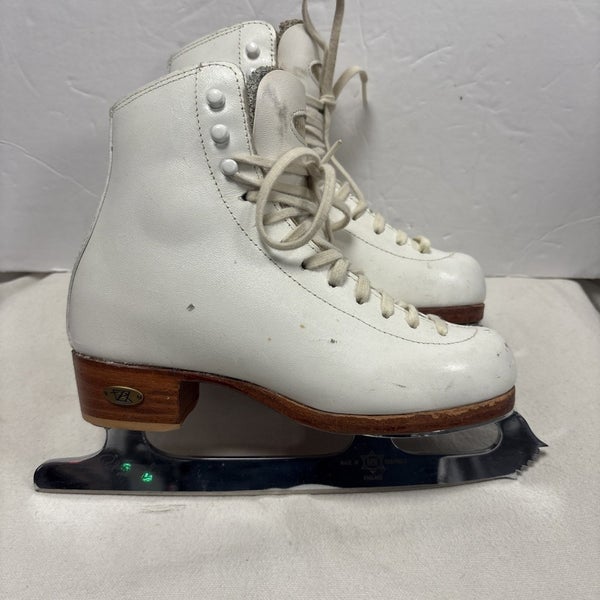 Girls Junior Size 2 Riedell Figure Ice Skates. White. MK Sheffield Blades