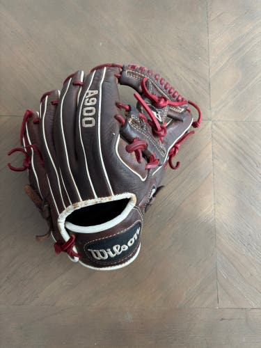 Wilson A900 RH Baseball Glove 11.5" (Used)